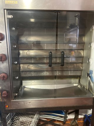 Maquina de pollos con 4 espadas