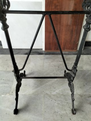 Mesa de Mármol con pie de forja