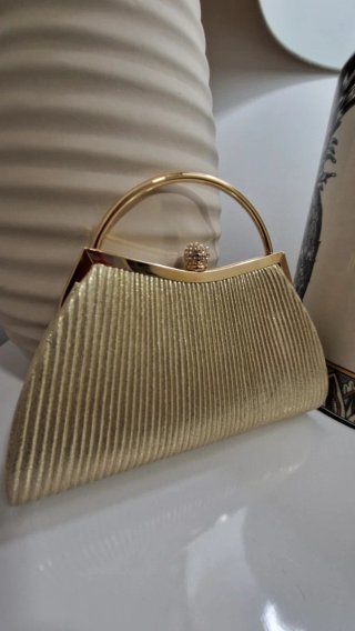 Bolso con asa dorada