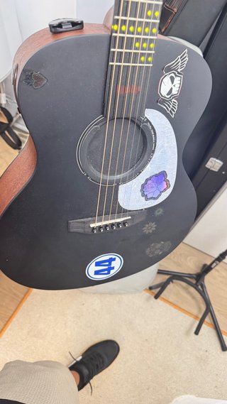 Guitarra Smart Poputar x Kepma con LED y bluetooth