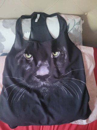 Camiseta negra con estampado de pantera