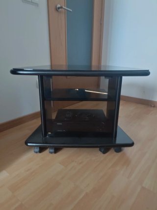 Mesa de TV Negra con Ruedas