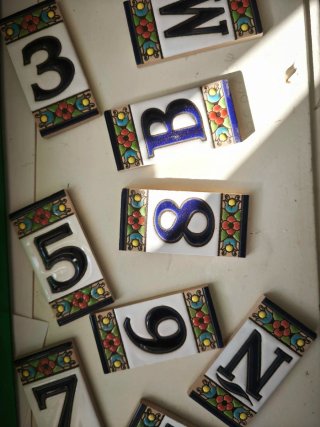 Azulejos cerámicos decorativos números y letras
