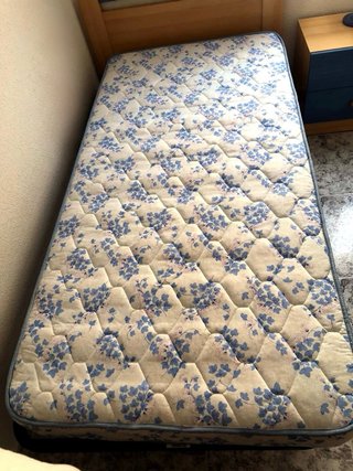 Somier con patas y colchón