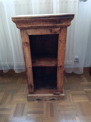 Mueble Auxiliar de Madera Rústico