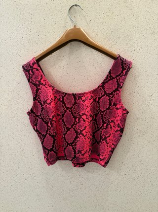 Top corto effetto pitone fucsia