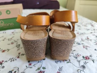 Sin estrenar!!! Sandalias Yokono mostaza con cuña