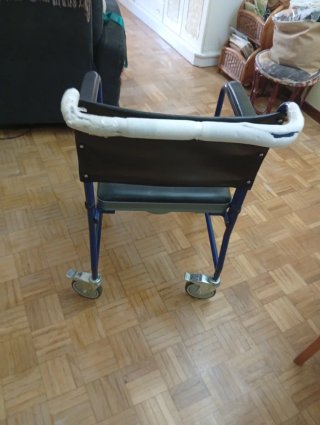 Silla de ruedas para hacer las nesecidades de pers