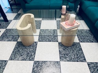 Mesa auxiliar cristal y patas mármol
