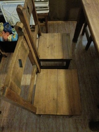 Conjunto rústico madera con vitrina, mesa y sillas