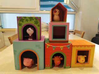 Juego cubos apilables y animales bebé