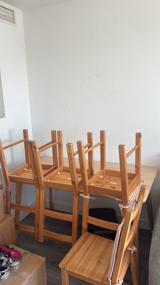 Mesa de salón con 4 sillas de madera