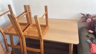 Mesa de salón con 4 sillas de madera