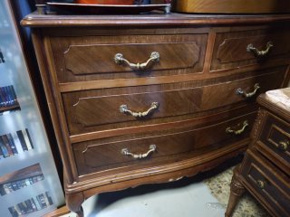 Cómoda antigua de madera con tiradores dorados