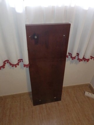 Espejo de madera marrón