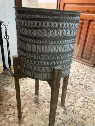 Macetero Metálico Estilo Boho con Base de madera