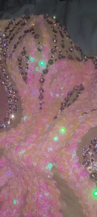 Vestido de fiesta con pedrería rosa