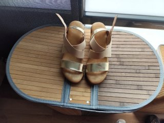 Sandalias Doradas y Beige con Tacón de Corcho