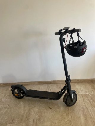 Patinete eléctrico con casco y sujeta móvil