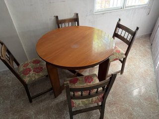 Mesa redonda de madera con 4 sillas
