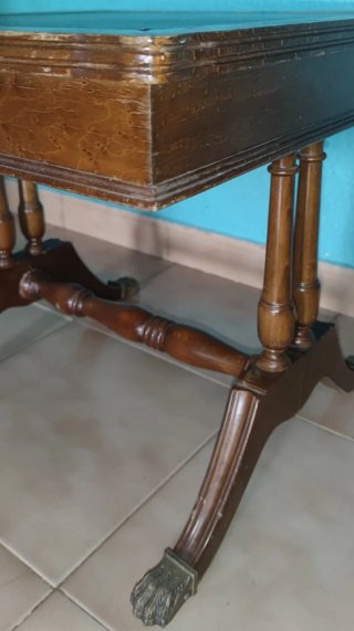 Mesa auxiliar de madera antigua
