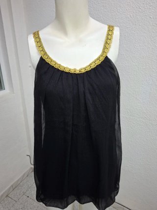 Blusa negra con detalles dorados