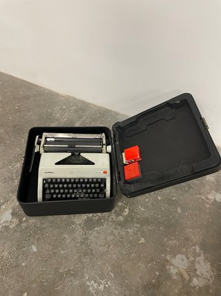 Máquina de escribir Olympia Monica Vintage