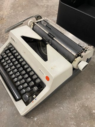 Máquina de escribir Olympia Monica Vintage