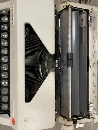 Máquina de escribir Olympia Monica Vintage
