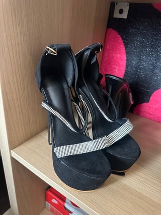 Tacones negros con pedrería