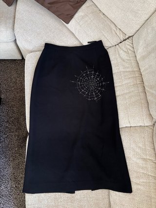 Falda midi negra Amictus con detalle de pedrería