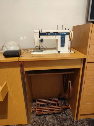 Máquina de coser Sigma antigua con mueble