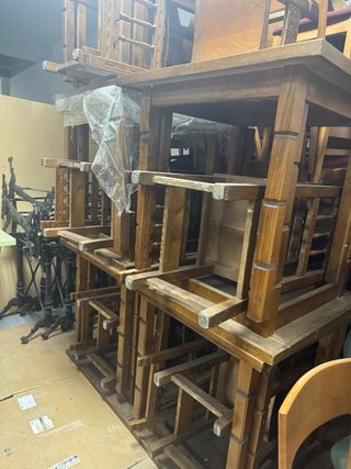 Conjunto de mesas y sillas de madera