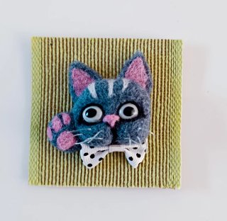 Broche artesanal lana cardada