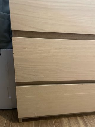 Cómoda de madera con tres cajones