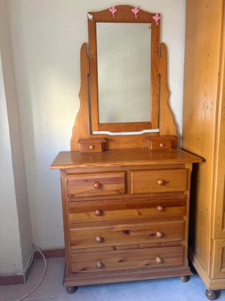 Cómoda de madera con espejo