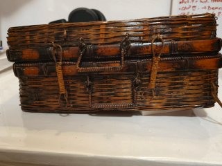 Caja de mimbre con relleno.ideal para regalar vino