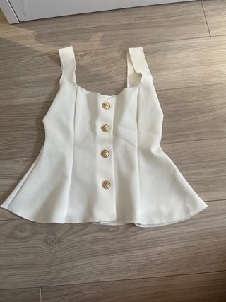 Top blanco con botones dorados