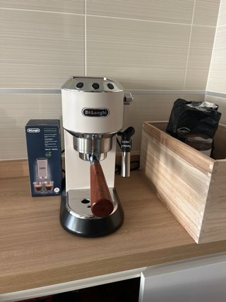 Cafetera DeLonghi Dedica y Kit Barista