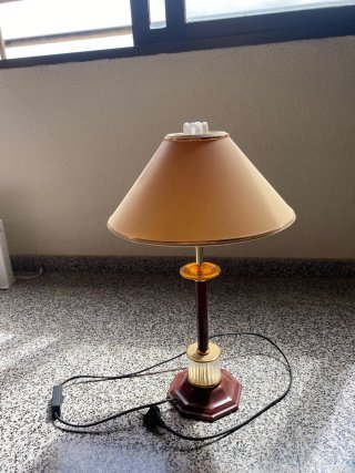 Lámpara de mesa madera y cristal