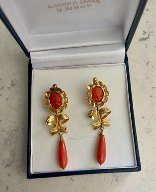 Pendientes con Coral y Detalle de Lazo