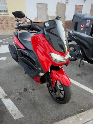 Yamaha NMAX Scooter Roja y Negra
