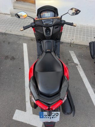 Yamaha NMAX Scooter Roja y Negra