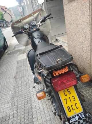 Moto tipo Cruiser negra