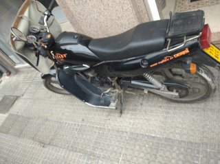 Moto tipo Cruiser negra