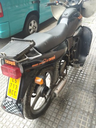 Moto tipo Cruiser negra
