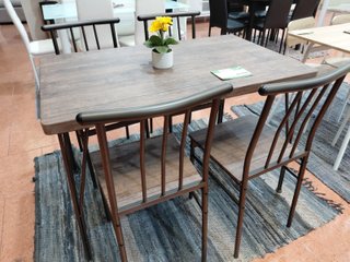 Conjunto Mesa y 4 Sillas Comedor Efecto Madera y M