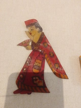 Marioneta de sombra de mujer con abanico