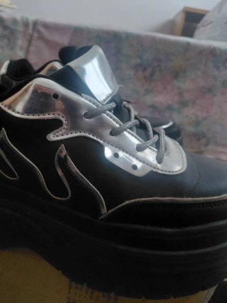 Zapatillas plataforma negras y plateadas
