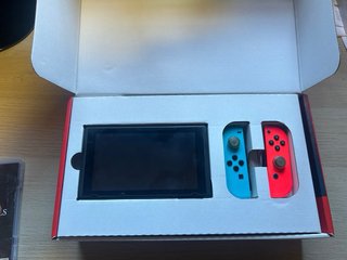 Nintendo Switch + juego Dark Souls + caja original